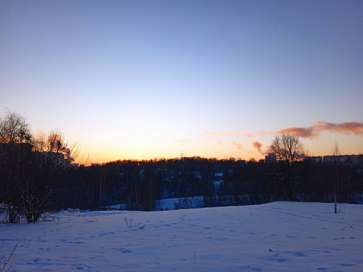 В москве очень холодно. В москве очень холодно. Небольшой снег. Очень сильный мороз. Сильный мороз.