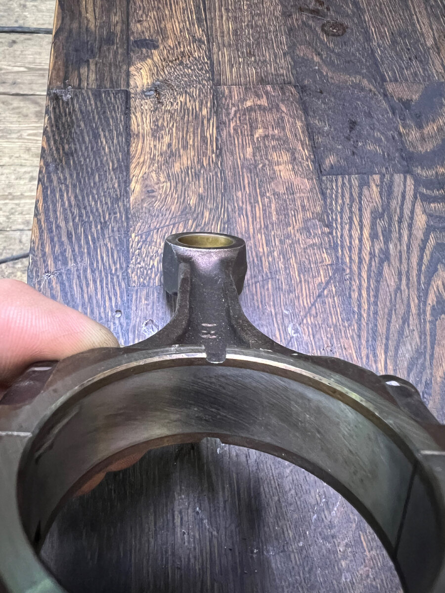 На фото хорошо видно место установки вкладыша, темные следы где масло проходило без препятствий и два канала выхода масляной струи в направлении верхней головки шатуна