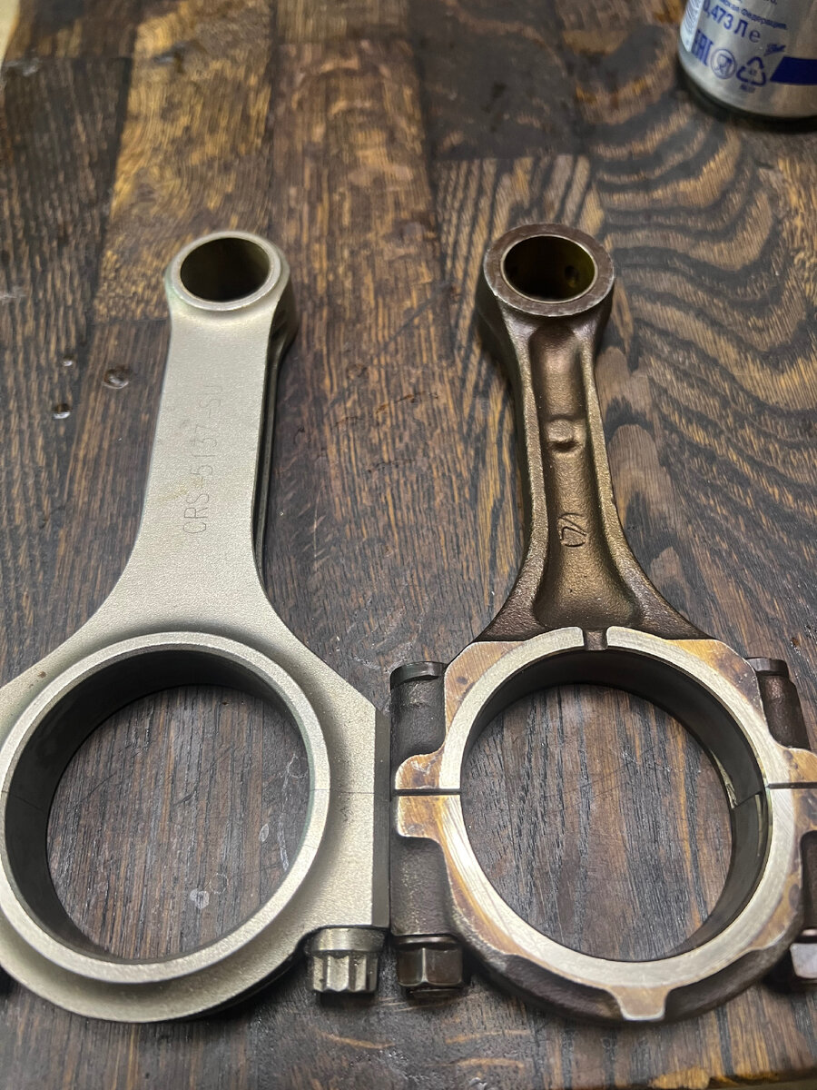 На левом шатуне проточки отсутствуют. Без маслофорсунок мотор долго не прослужит.