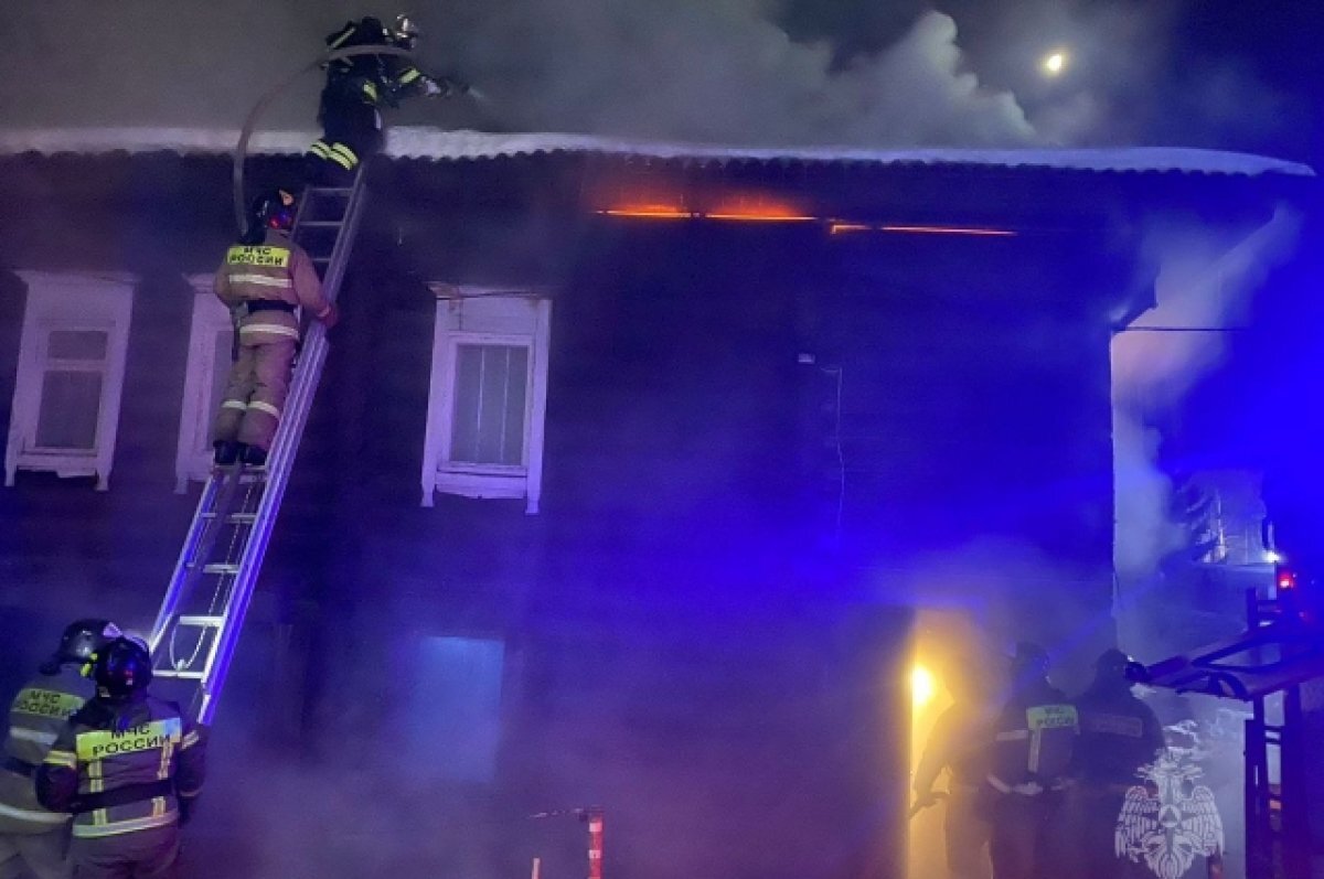    Ночью в центре Красноярска загорелся двухэтажный деревянный дом
