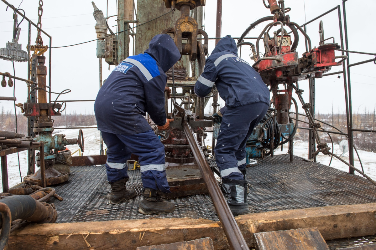 На данной фотографии помощники бурильщика Капитального Ремонта Скважин