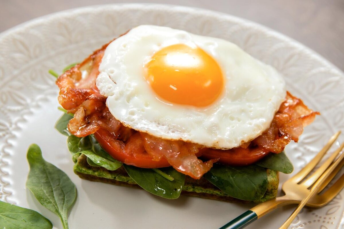    Шпинатные вафли с беконом: рецепт блюда для идеального завтрака от Александра Бельковича предоставлено каналом СТС