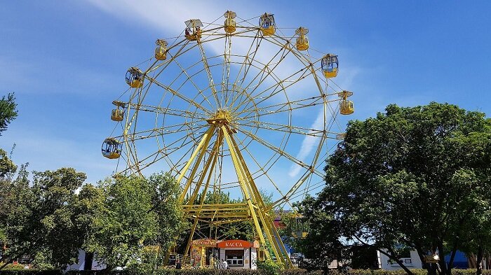 заброшенный парк аттракционов екатерингоф. старый парк развлечений. старый парк развлечений. старые парки аттракционов. страшный парк аттракционов.