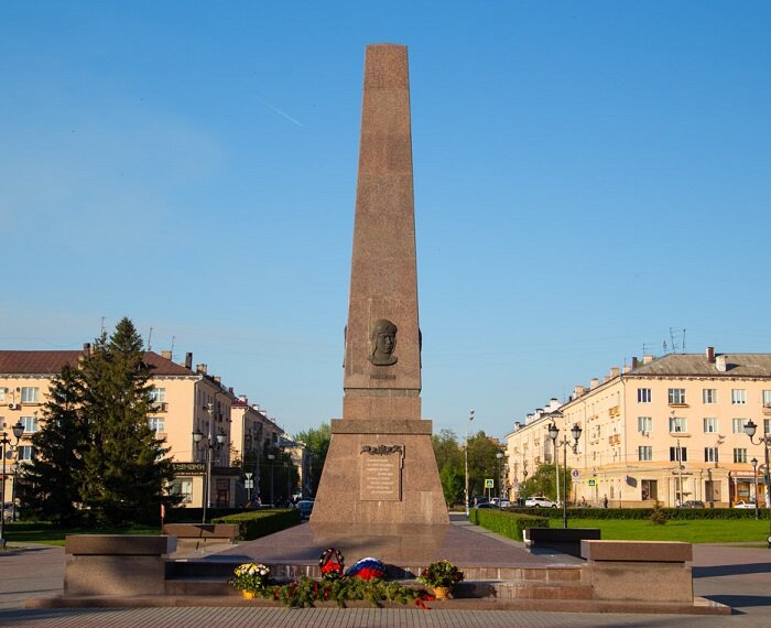 памятник николаю угоднику тольятти. тольятти татищев. тольятти исторический центр города. памятник татищеву тольятти с волги. мемориальный комплекс созидателям города тольятти.