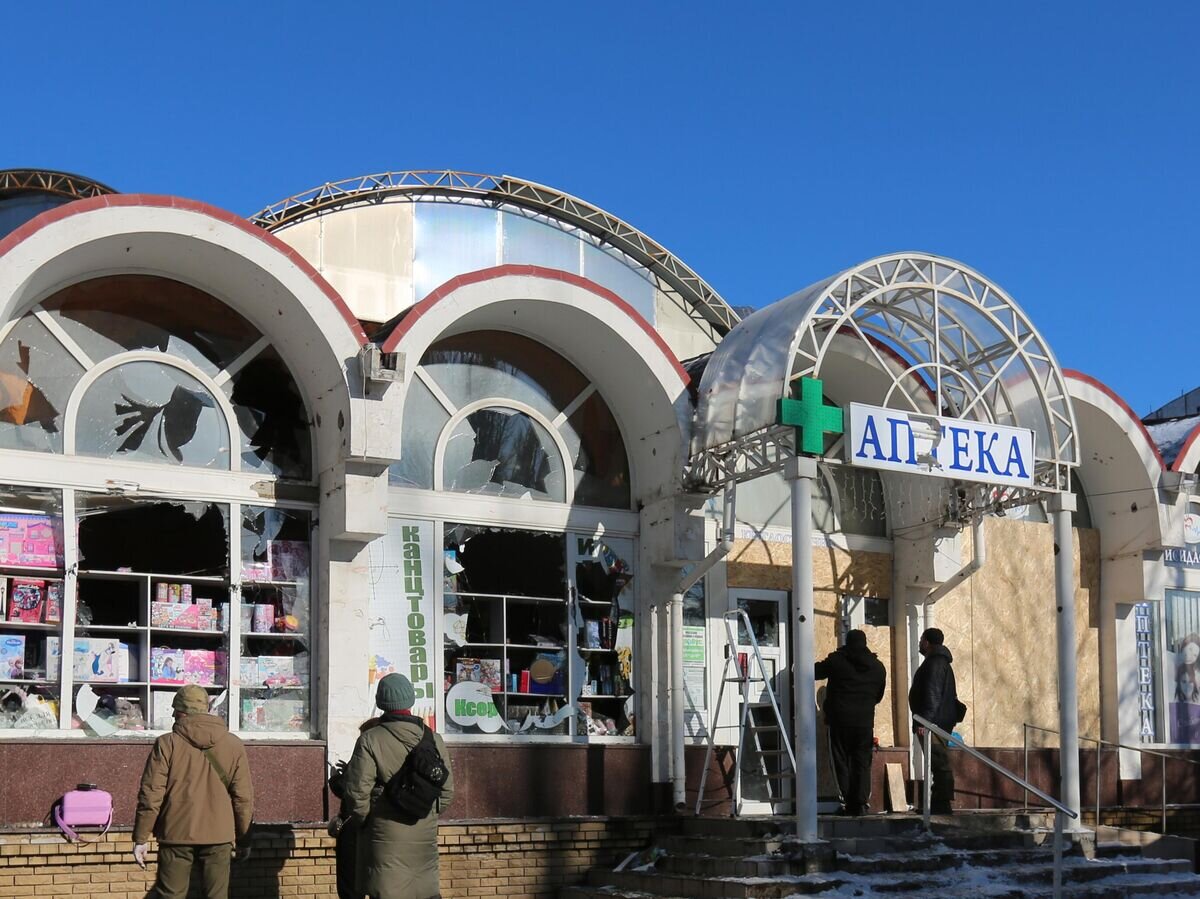    Последствия обстрела микрорайона Текстильщик в Донецке© РИА Новости / Виктория Веленская