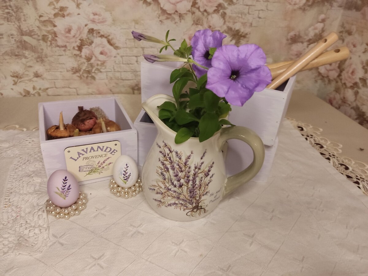 Петуния, посеянная в декабре, расцвела рассадой в марте. Ну и зачем?