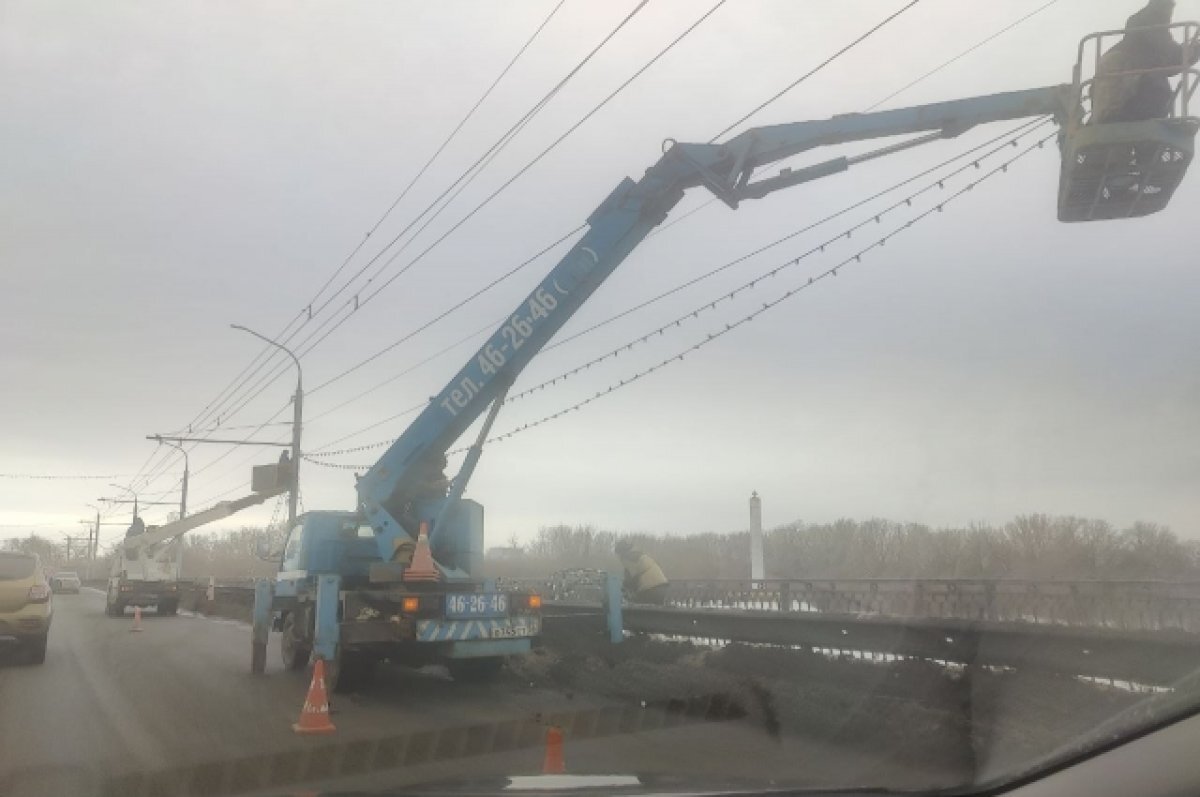    В Оренбурге сначала сняли, а теперь возвращают гирлянды на мосту через Урал.