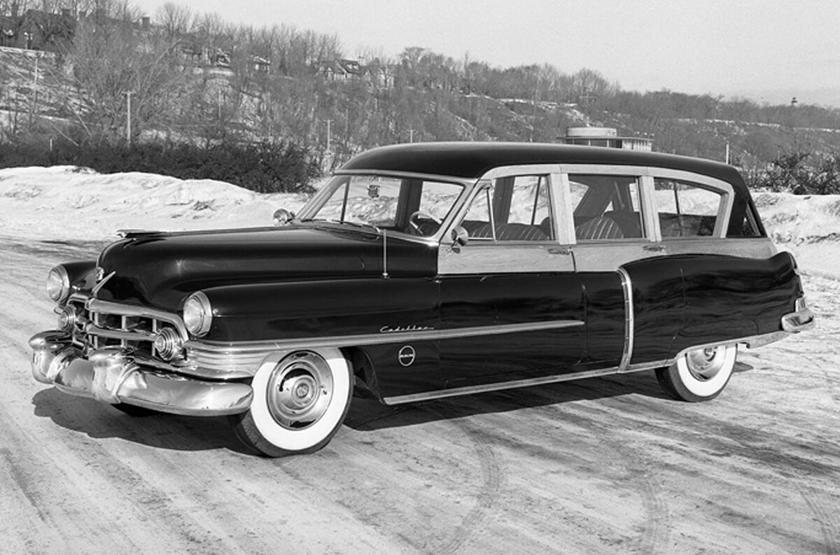    ### Cadillac Sixty-Two Station Wagon by Brooks Stevens Мы собрали наиболее интересные проекты и начнем с машины промышленного дизайнера Брукса Стивенса. Он известен миру как автор облика Jeep Wagoneer и разных Studebaker. В портфолио Стивенса есть и менее растиражированные работы, например, универсал на базе модели Series 62 начала пятидесятых. Среди оригинальных особенностей — обратный наклон задних стоек.   
Cadillac
