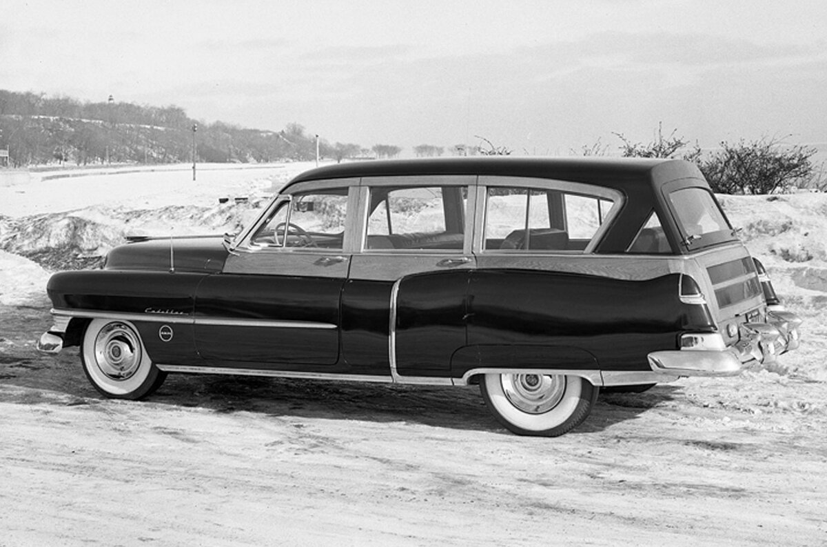    Автомобиль, который лег в основу относится к третьему поколению. Покупатели могли заказать седан, купе, двухдверный хардтоп и даже кабриолет, включая роскошный Eldorado. Все, что желаете, только не «сарай»! Колесная база у всех Series 62 единая — 126 дюймов или 3200 мм. В нашем рассказе мы еще не раз будем обращаться к этому параметру.   
Cadillac