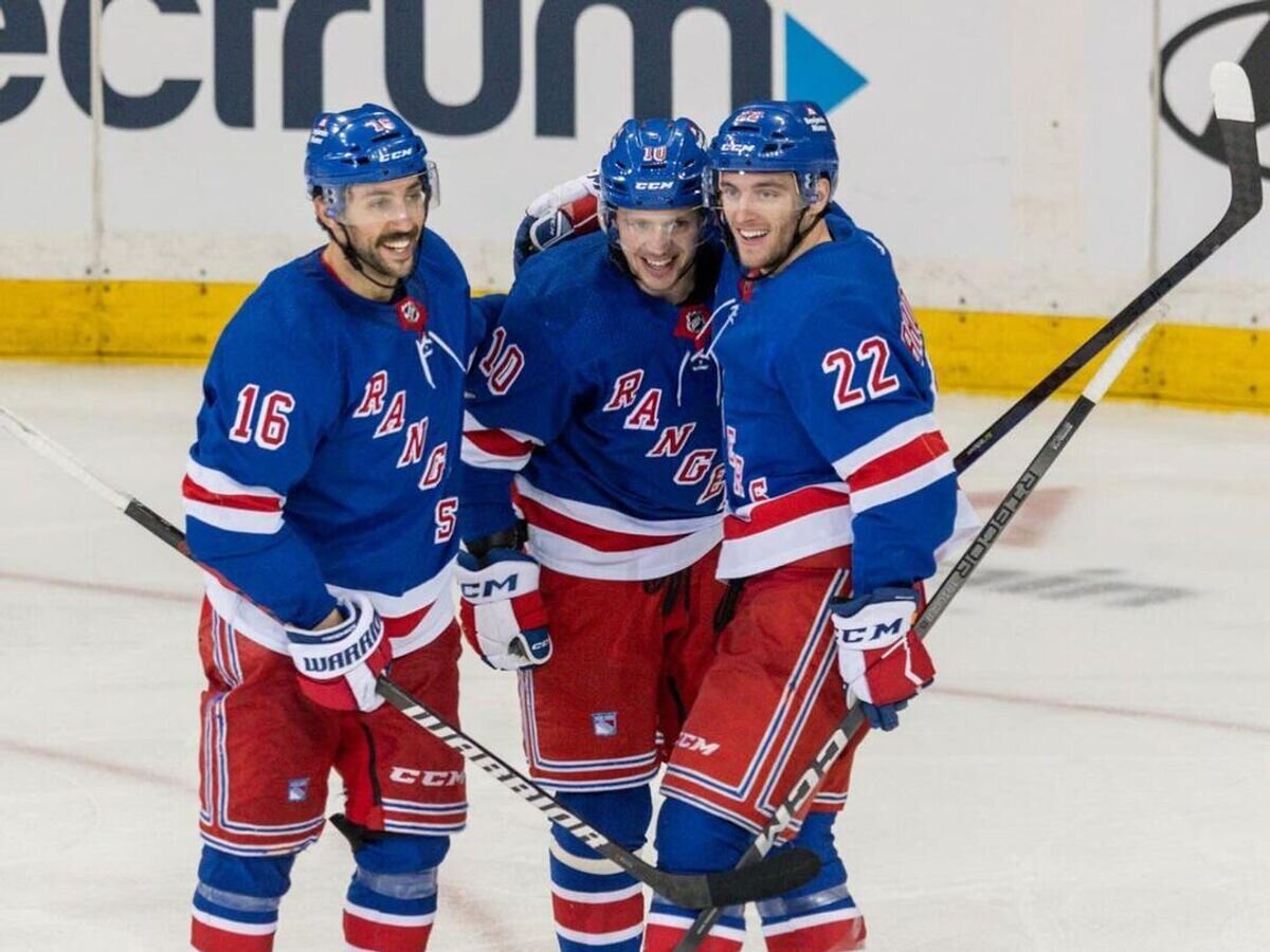    Хоккеист "Нью-Йорк Рейнджерс" Артемий Панарин (по центру)© Фото : Социальные сети "Нью-Йорк Рейнджерс"