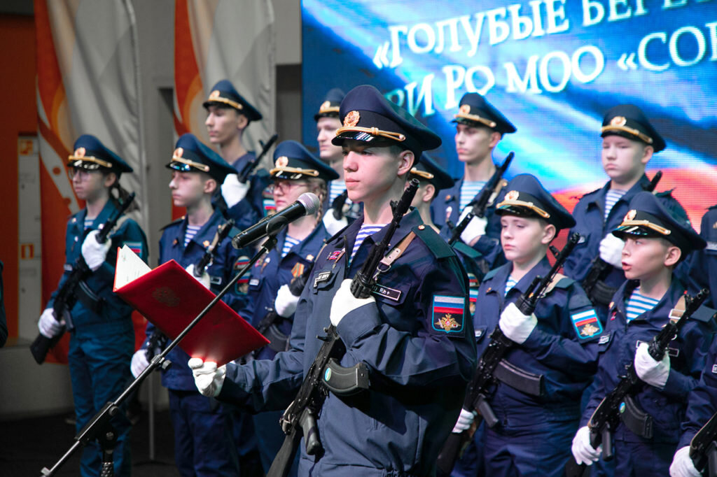 В большом зале центра звучат торжественные слова кадетской присяги будущих защитников Отечества. 