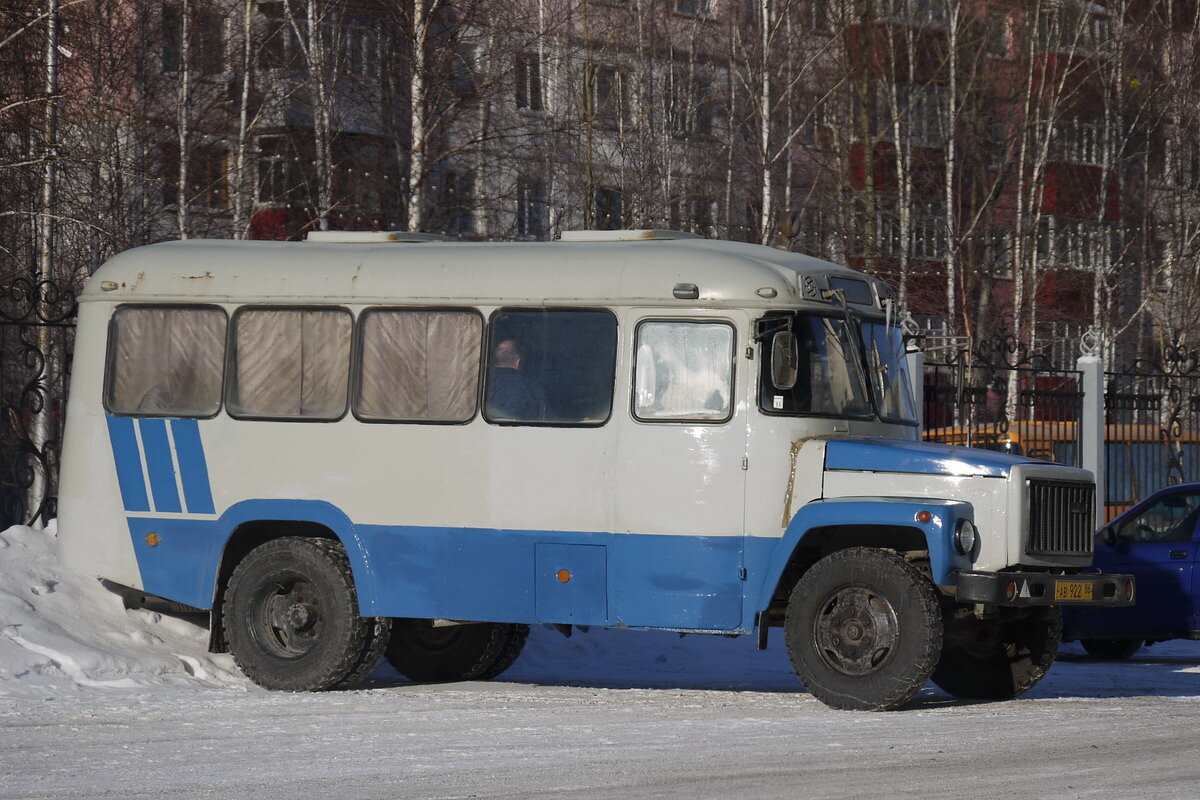 из подобного автобуса выбрались школьники и воспитательница