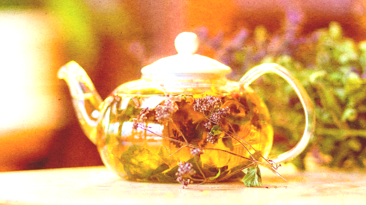 Травяной чай с медом - отличное снотворное!