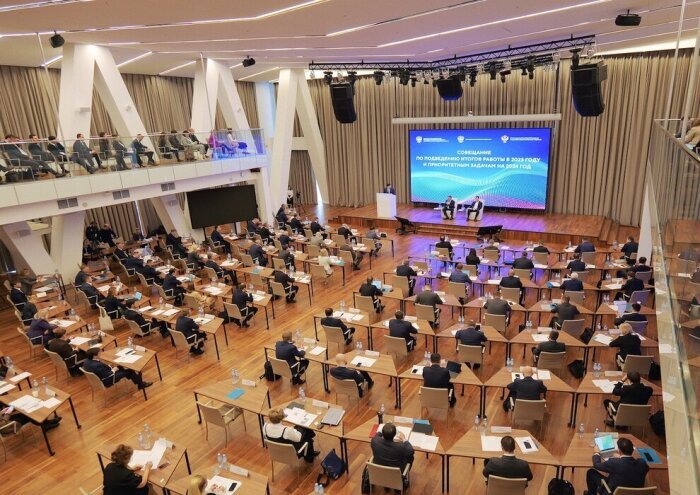 Фото: Корпорация развития Дальнего Востока и Арктики ( КРДВ). Заместитель председателя правительства РФ – полномочный представитель президента РФ в ДФО Юрий Трутнев провёл выездное совещание по подведению итогов работы по социально-экономическому развитию Дальнего Востока в 2023 году