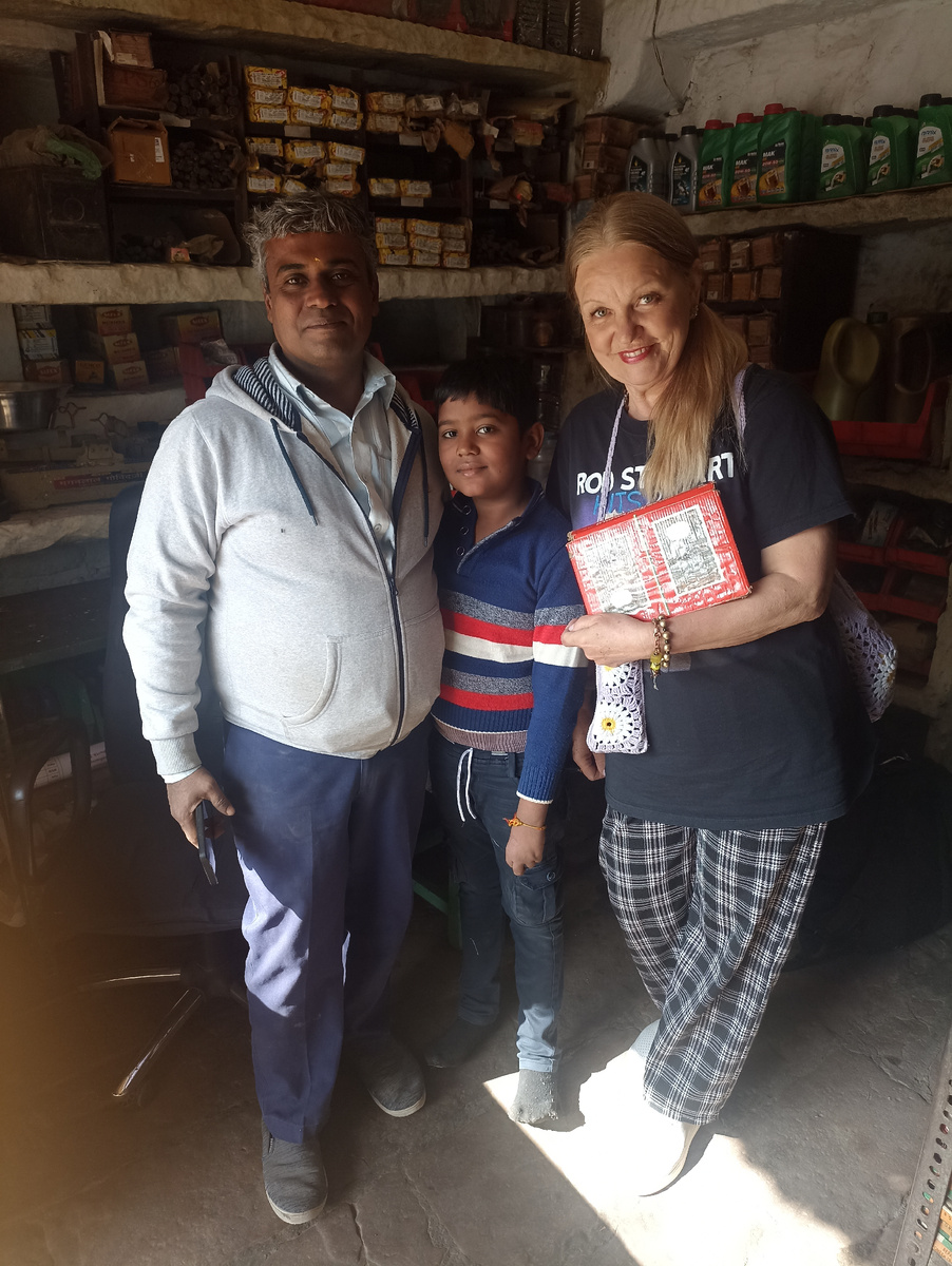 Фото Биджей с сыном подарили мне альбом для монет и несколько старинных монет.