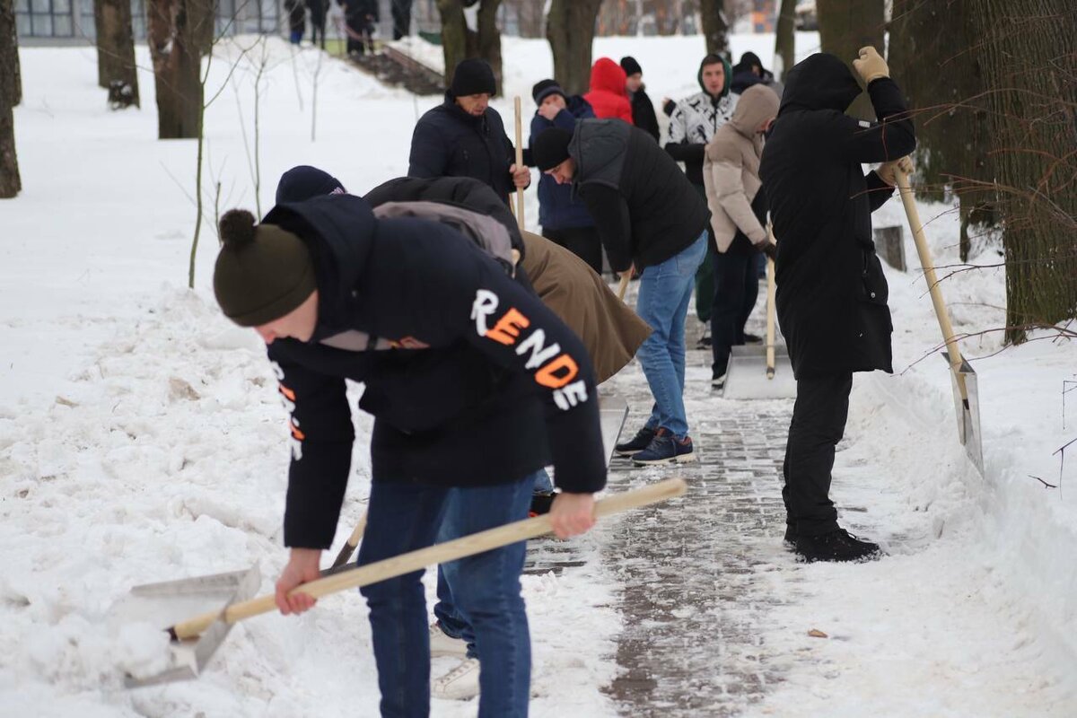 В милиции пообещали отправлять белорусов на уборку снега. Кого коснется? |  Telegraf - Новости | Дзен