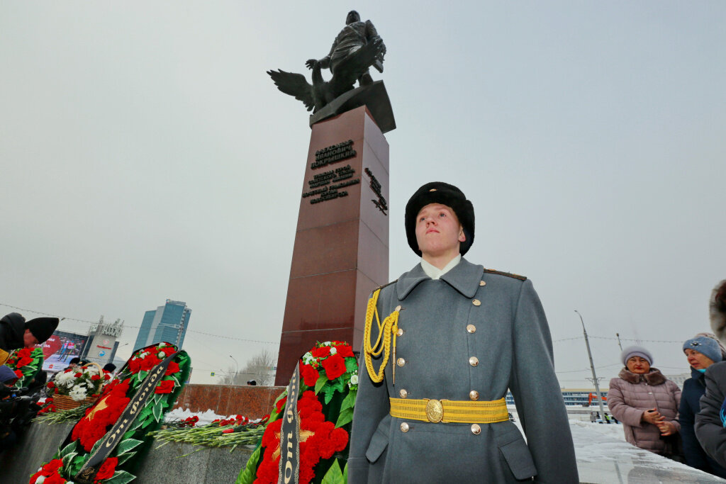 Нск покрышкина. Покрышкин. 110 Лет со дня рождения Покрышкина. Покрышкин родился в Новосибирске. Голова Покрышкину в Новосибирске.