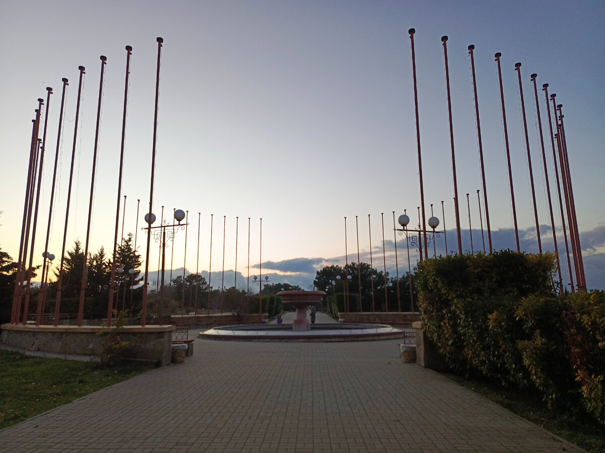 Здесь раньше висели флаги разных стран