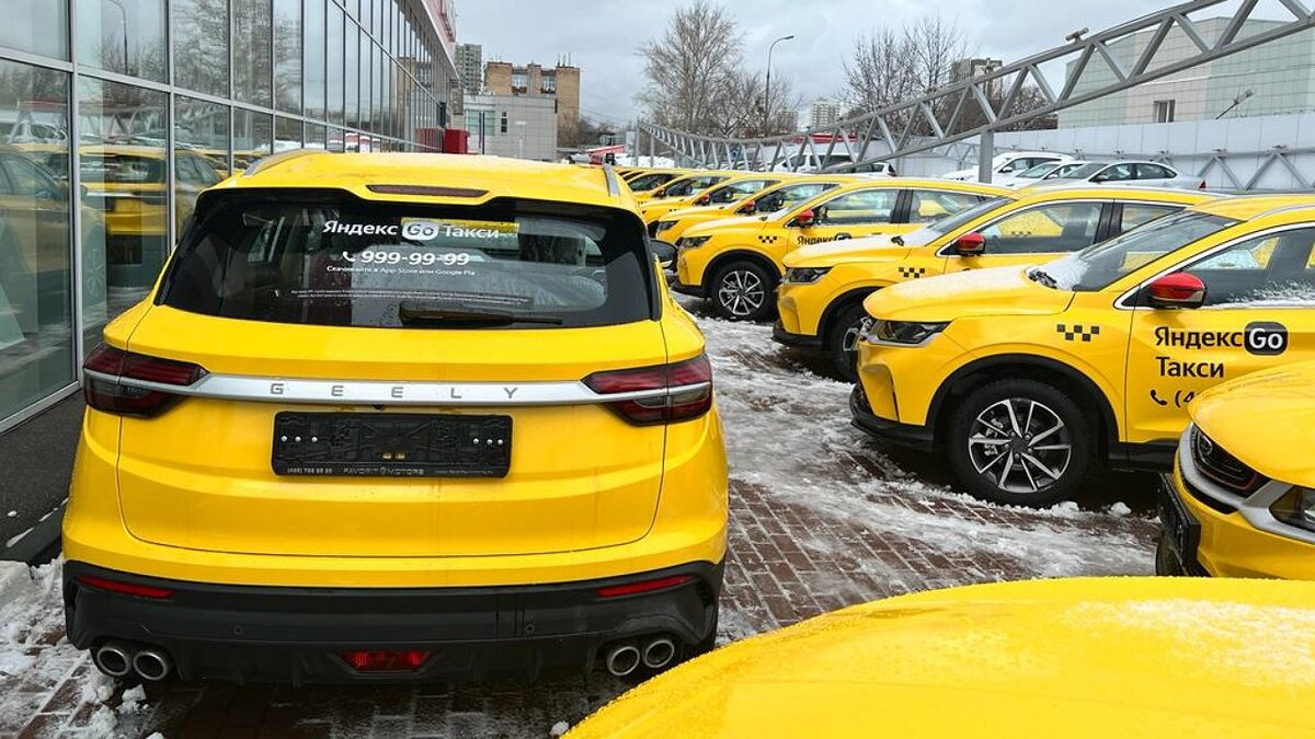 Салон на новый год машина. Украшения в кабину фуры. Украшение машины на новый год в салоне. Салон на новый год машина. Toyota rav4 салон сзади.