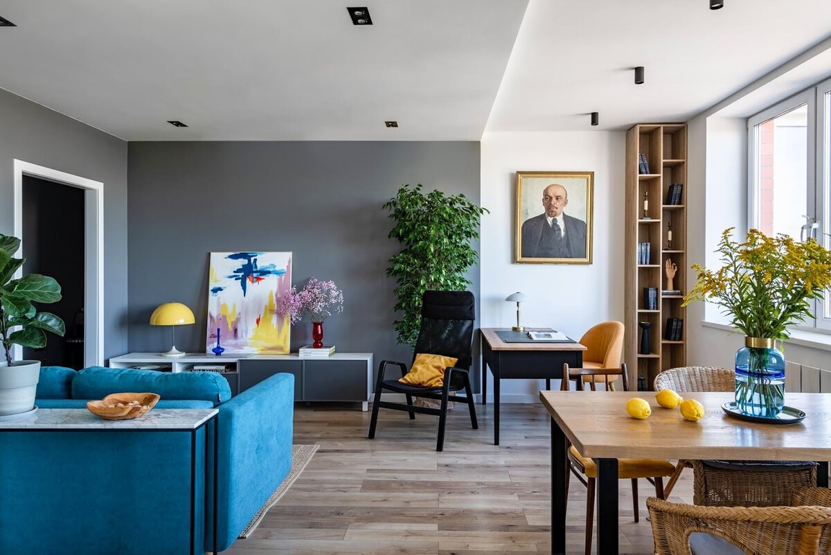 декор стены в гостиной над диваном. интерьер стены в гостиной над диваном. декор над диваном в гостиной. декор за диваном в гостиной. украшение стены над диваном.