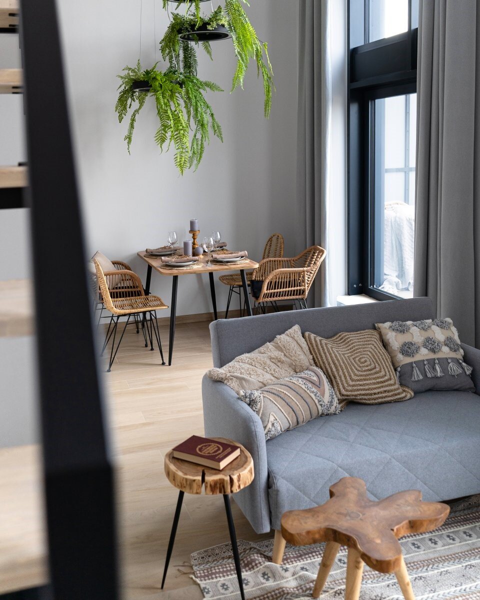 На фото: интерьер кухни-гостиной в квартире 35 кв.м в г. Санкт-Петербурге. В кадре диван Кускен от divan.ru. Дизайнер: Наталия Лукьянчикова; фотограф: Катерина Литке