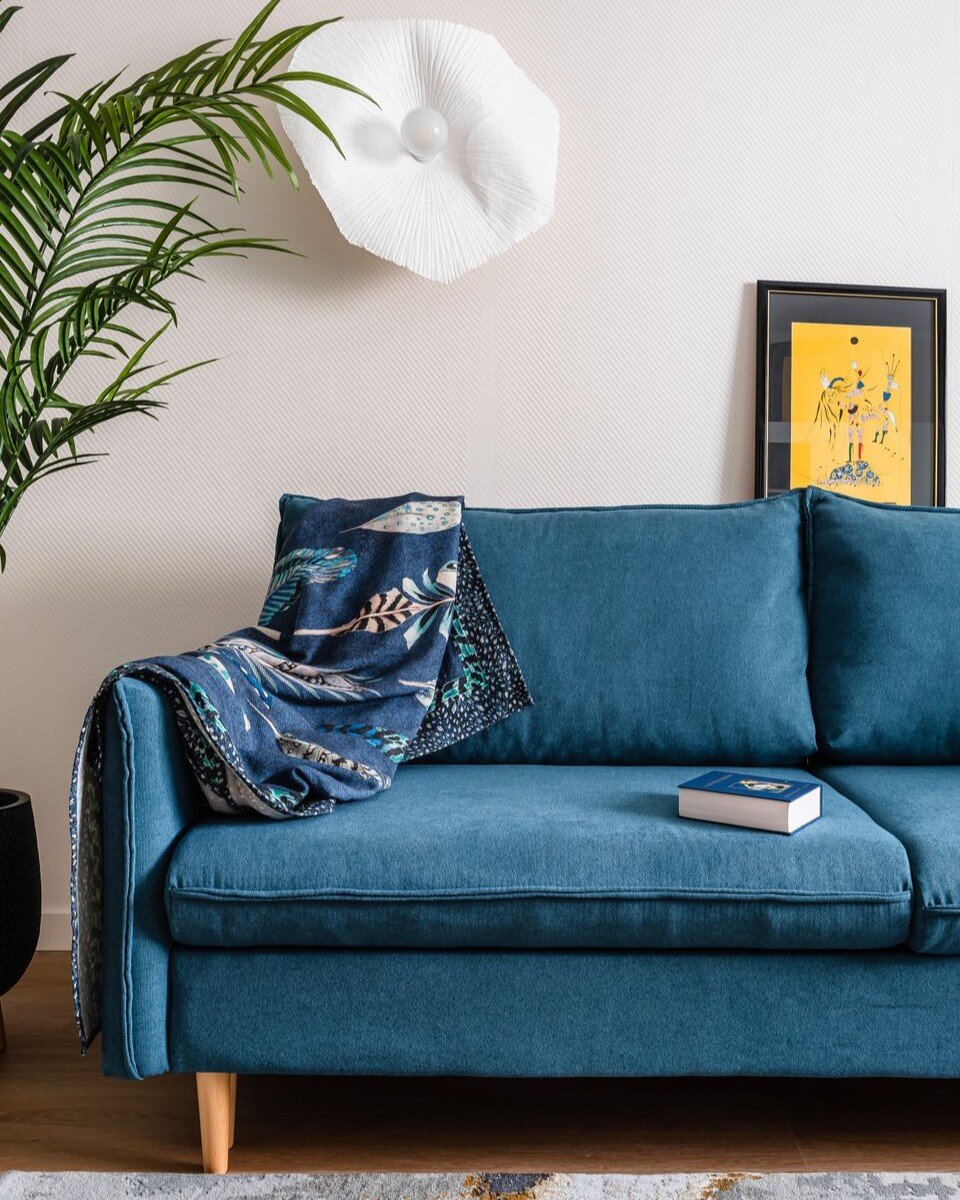 диван в интерьере. маленький желтый диван. небольшие диваны для гостиной. Convertible chaise sofa кресло. диван в маленькую комнату.