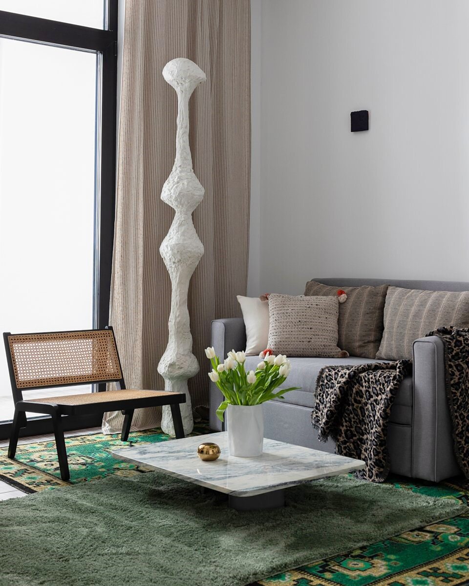 Диван в интерьере. Диван в белой комнате. Цвет диванов. Интерьер без дивана. Красивый диван в интерьере.