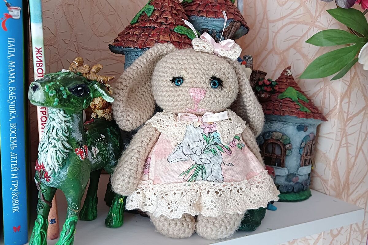 Моя первая вязаная игрушка — зайка в платьице. Источник: из личного архива автора📷    амигуруми крючком
