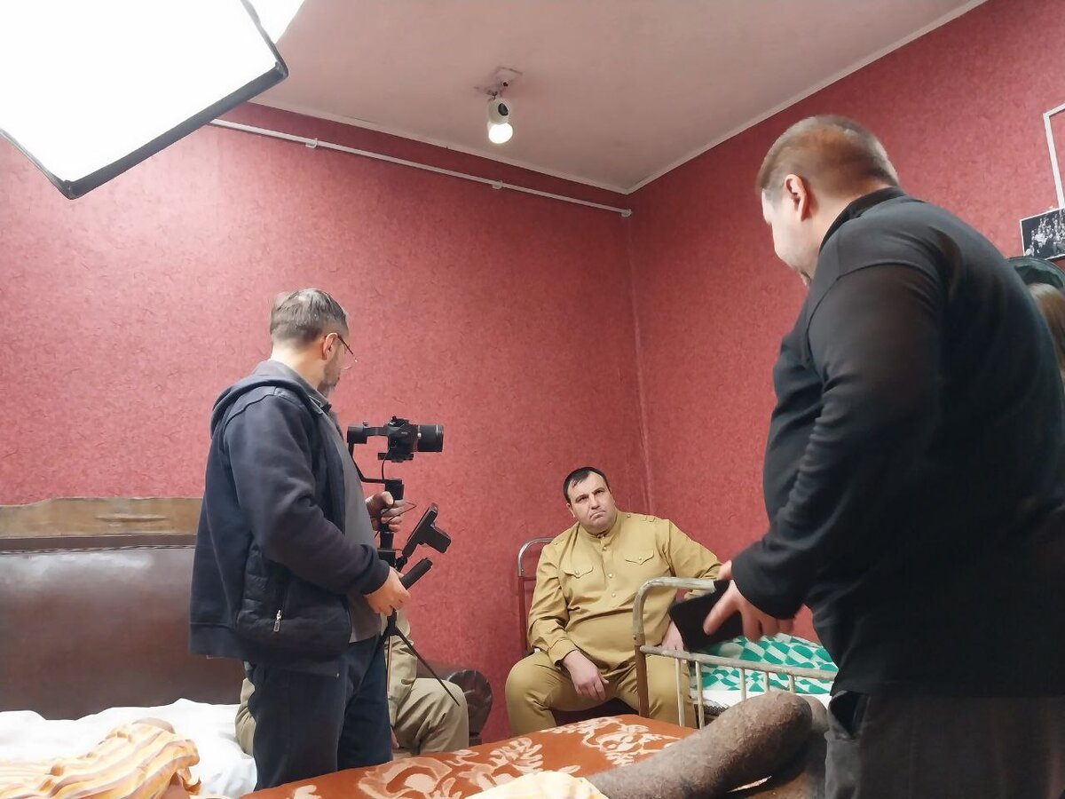 Кто-то внимательно слушал режиссёра.