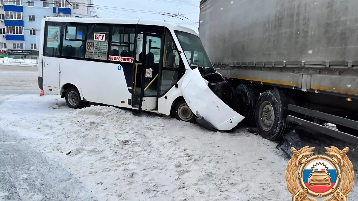     В момент аварии в салоне автобуса было 16 человек.