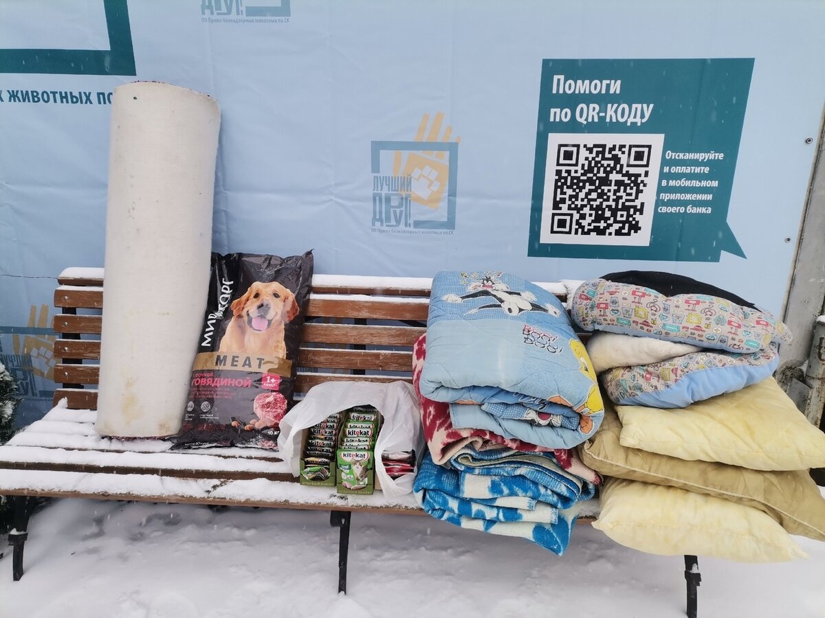 Них очень много хороших друзей. Объятия подруг. Дружба руки. Дети друзья в обнимку. Них очень много хороших друзей.