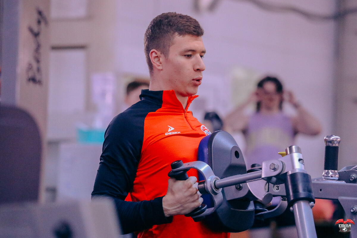 «Первые занятия были на 10 станциях по тройкам, сейчас - 15 станций по парам». На фото - защитник ФК «Сокол» Адель Сабирзянов. Фото: Ралина Гайнуллина, ФК «Сокол»