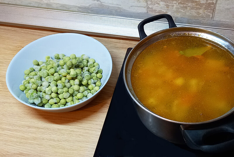 Гороховый суп с овощами из замороженного горошка в мультиварке