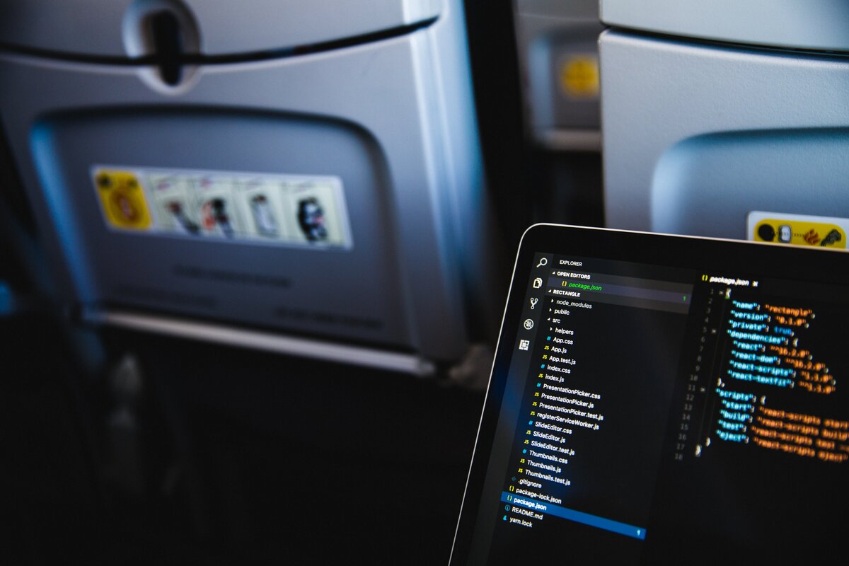 Если летите с ноутбуком в руках, на время взлёта и посадки вас попросят разместить его под креслом сидящего перед вами пассажира. Источник: unsplash.com