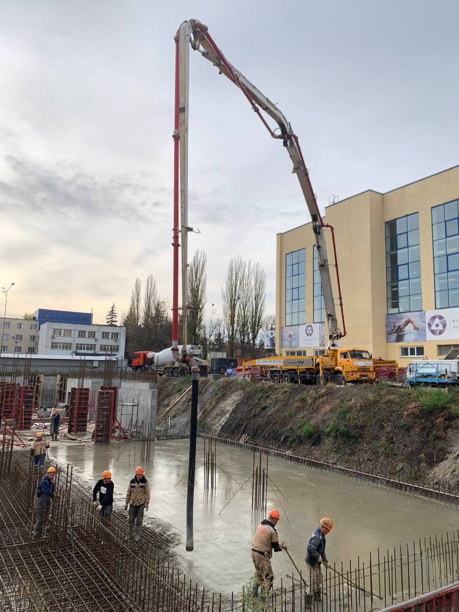 Заливка бетона через автобетононасос 