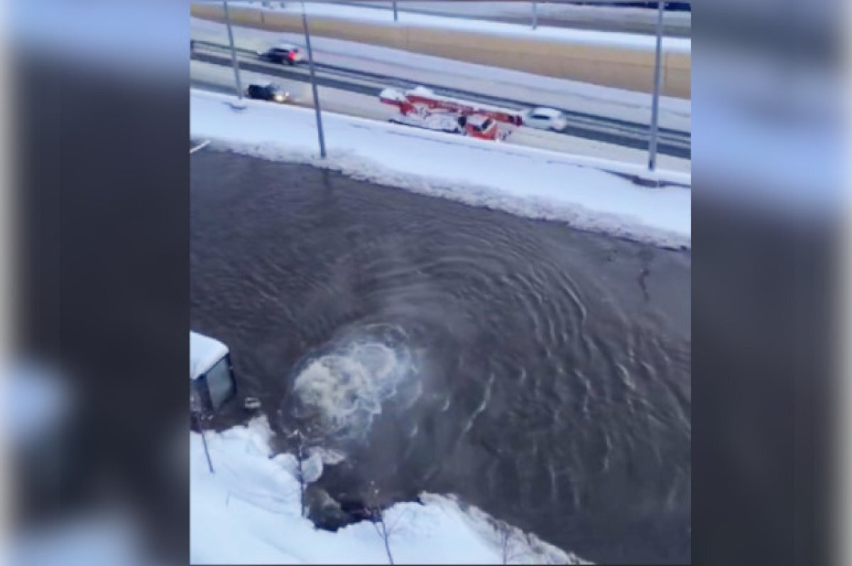    Из-за прорыва трубы в Казани залило проспект Амирхана, машины тонут