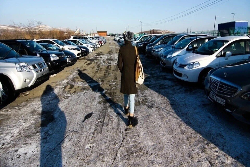 Японский рынок автомобилей. Пригнать машину из японии. Машины в порту. Привозят ли авто из японии. Распиленная машина.