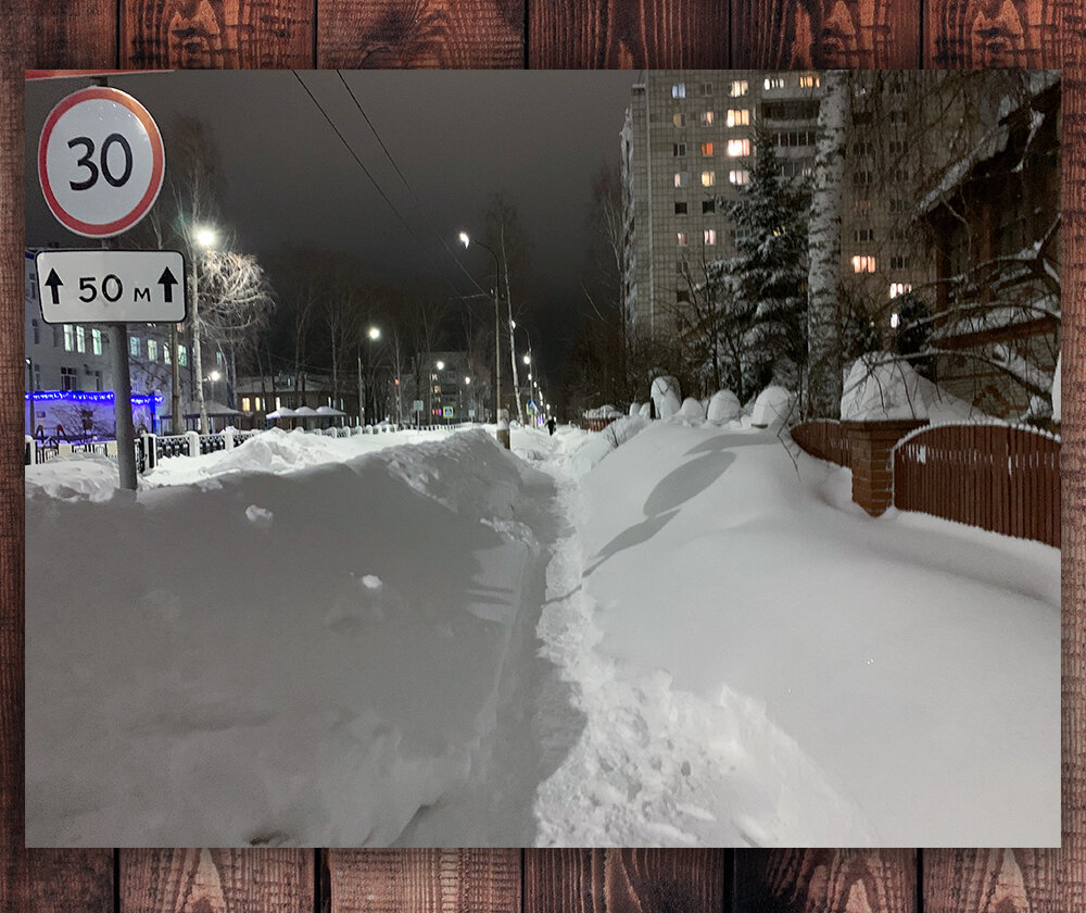 Подростки залезли на забор больницы, чтобы прыгать в сугробы. На гаражах  тоже активность повысилась, с крыш сальто крутят | Степан  Корольков~Хранитель маяка | Дзен