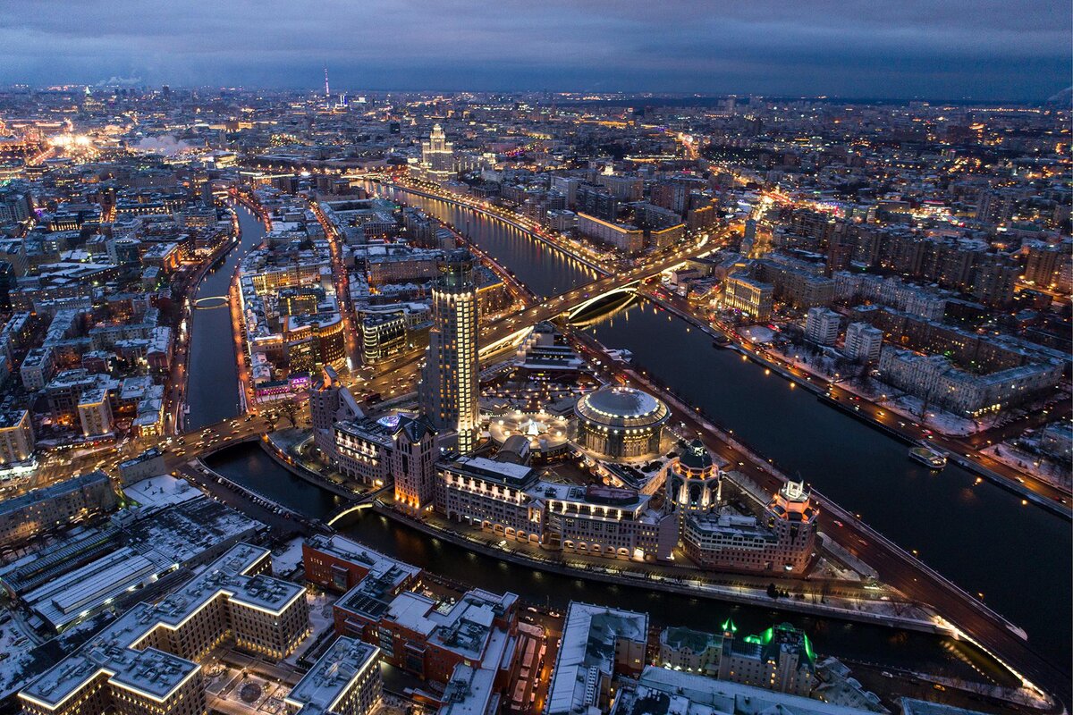 Сергей Бобылев/ТАСС📷Ночной вид сверху на Яузу, Москву-реку