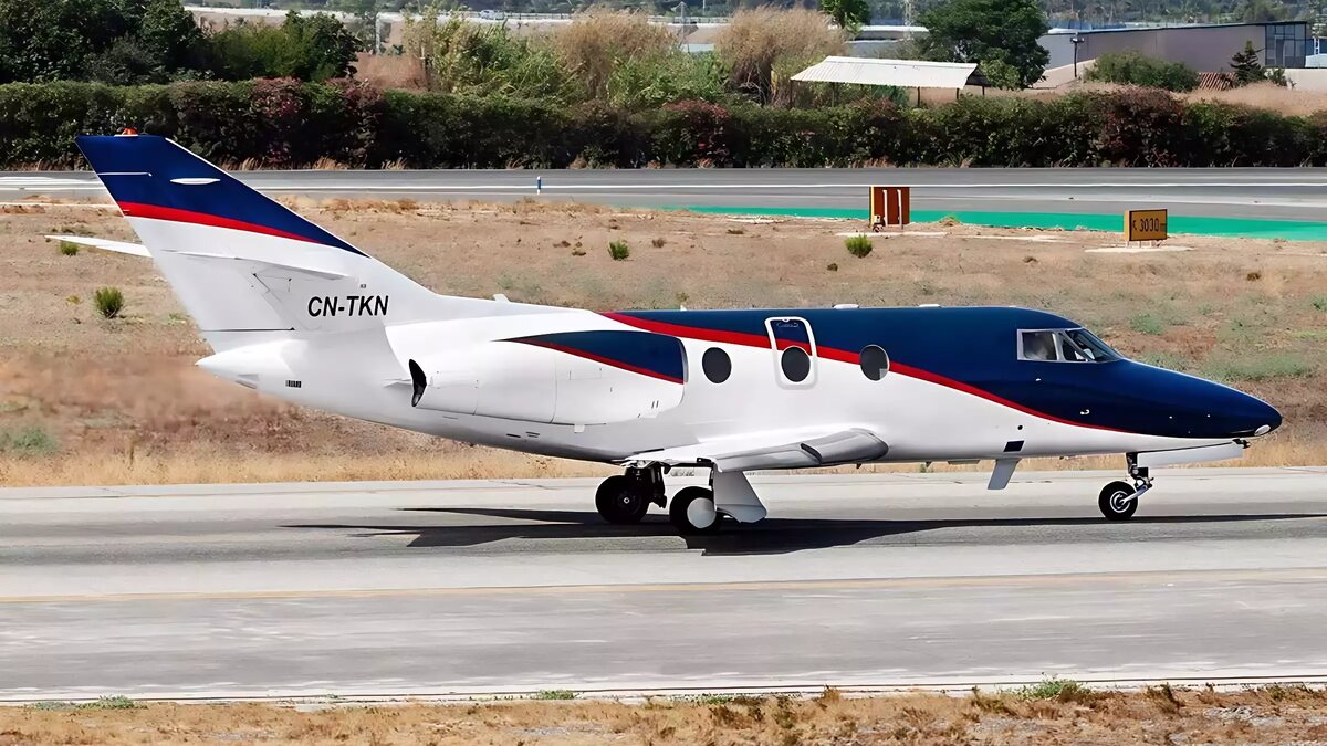     Четыре человека выжили при крушении самолет Falcon 10 в горах в Афганистане.