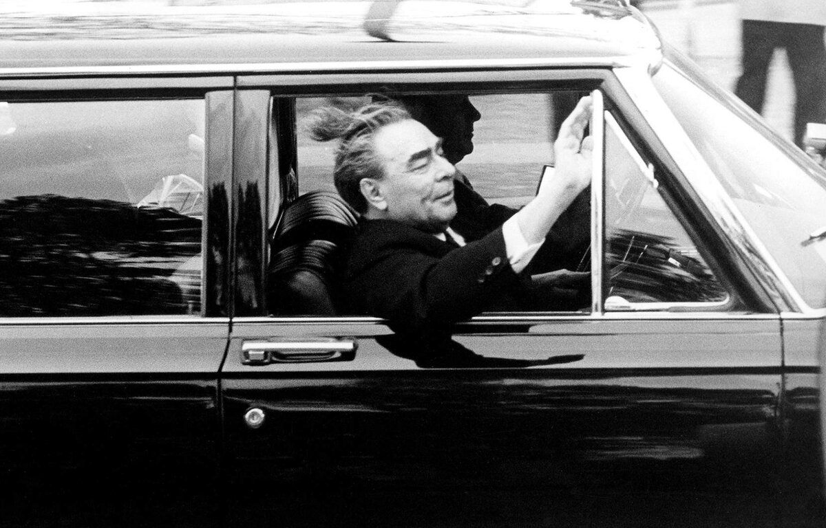 Леонид Ильич Брежнев любил не только ездить на люксовых автомобилях, но и лично управлять ими