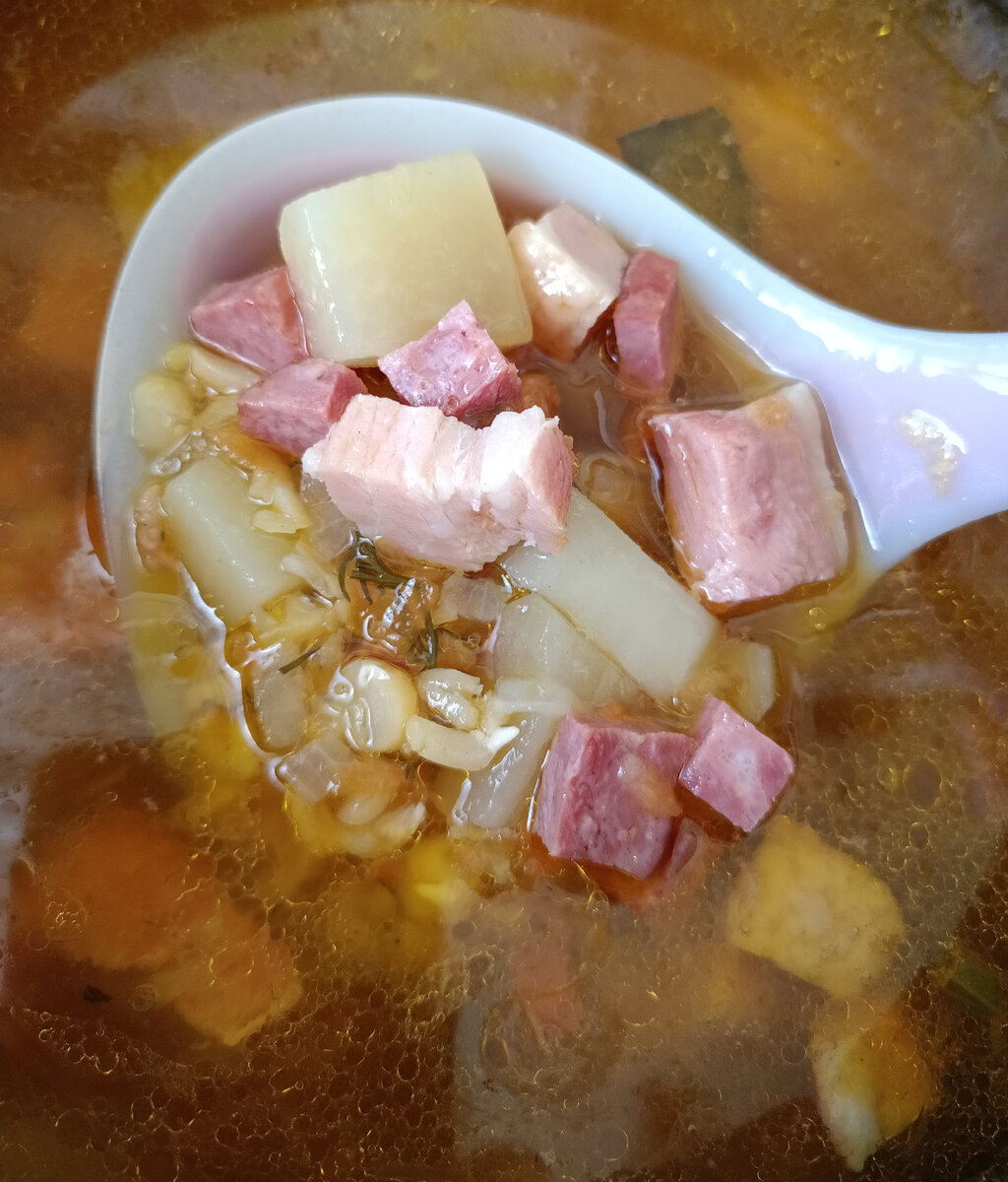 Наскоро захватила обед - приготовленный вчера гороховый супчик