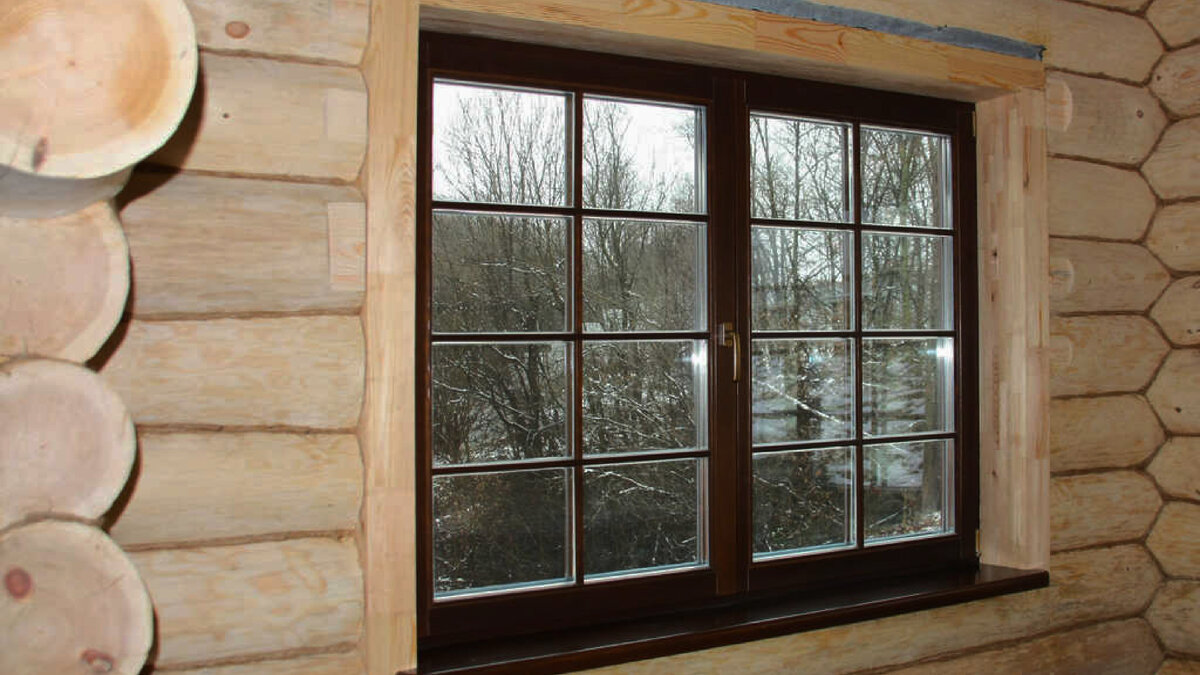 деревянные наличники. окна в деревянном доме. шторы на деревенские окна. занавески в деревенском доме. маленькие окна в деревянном доме.