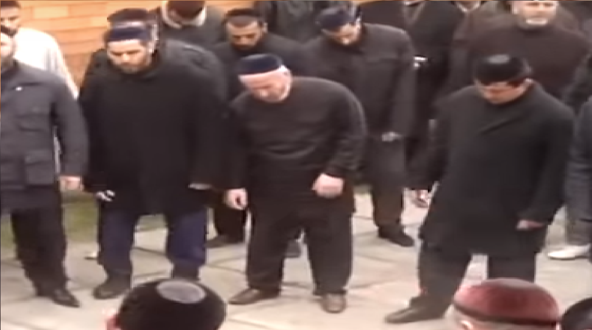 Как стать чеченцем. Рамзан кадыров с четками. Рамзан кадыров туризм в чечне. Глава чечни кадыров. Рамзан кадыров 2004.