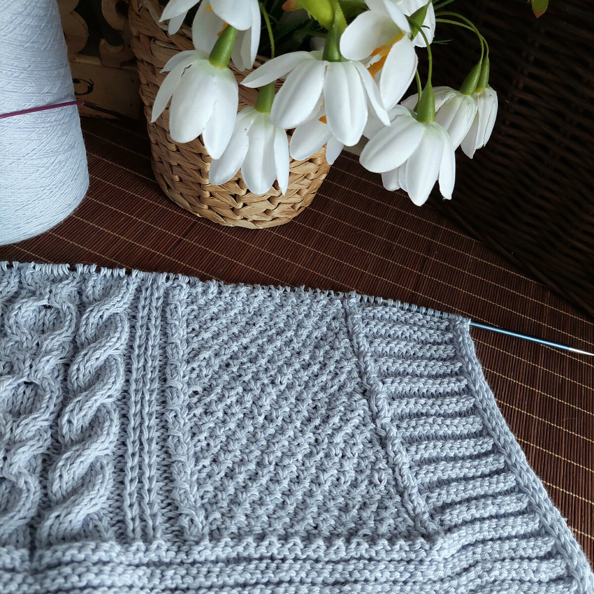 Боковая рельефная полоса.