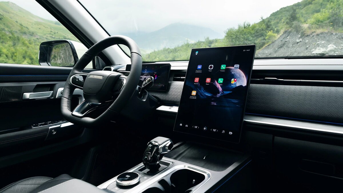 Беременная женщина на корабле. Баба на корабле - быть беде. Шикарные брюнетки в красном платье. Эффектно вошли. Девушка в платье.