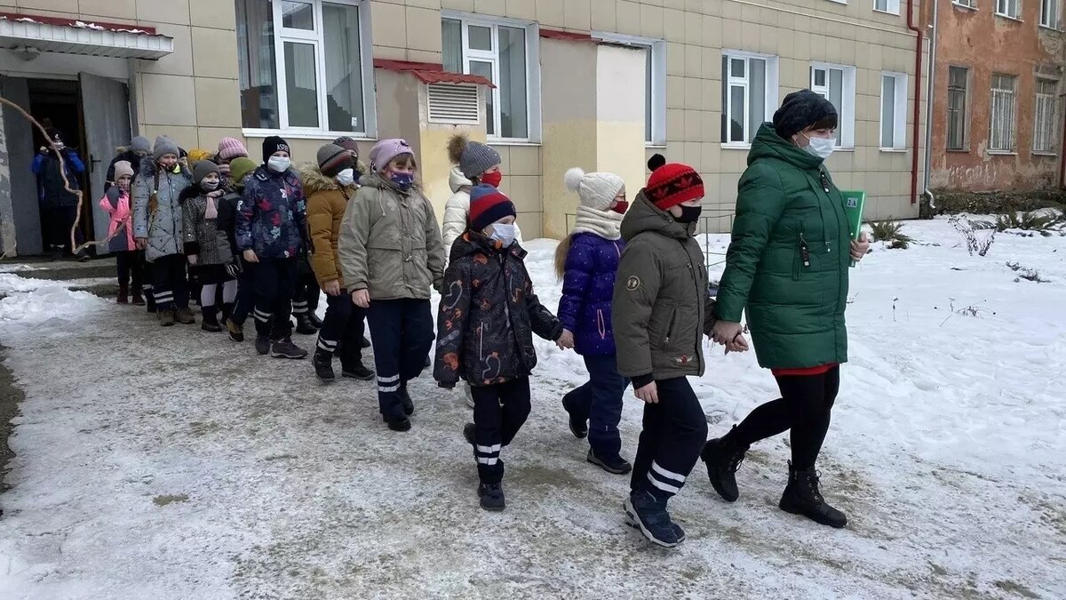     В Ростове-на-Дону утром в понедельник, 22 сентября, провели эвакуацию в школе №47, сообщили очевидцы в соцсетях.