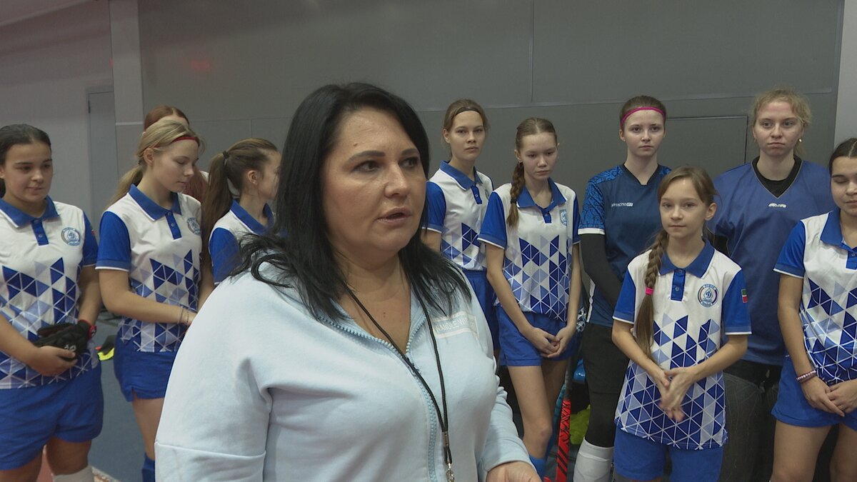 На «Маяке» тренер Людмила Юшкова помогает хоккеисткам на траве оттачивать мастерство