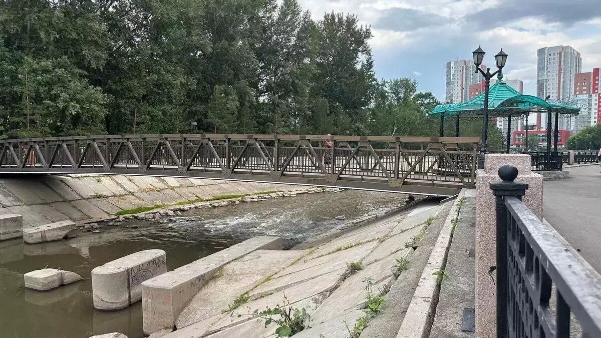     В Красноярске решили оставить и отреставрировать кованые беседки на набережной реки Кача. Ранее их собирались сносить.