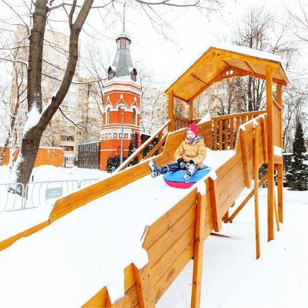 Ватрушка кататься с горки. Горка петрозаводск ватрушки. Где покататься на ватрушках в петрозаводске. Катание на ватрушках. Горка для ватрушек.